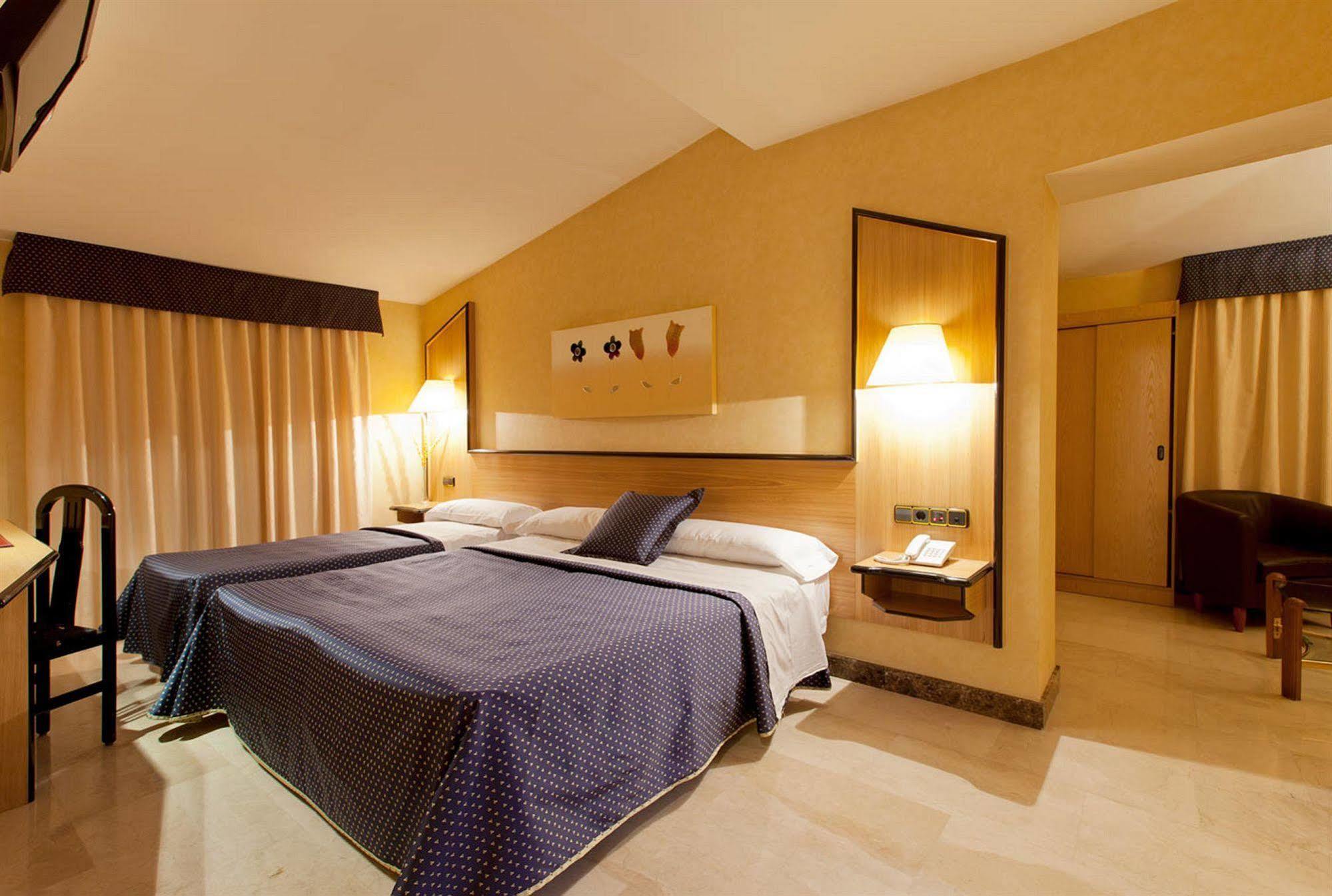 Hotel Ciudad De Navalcarnero Buitenkant foto